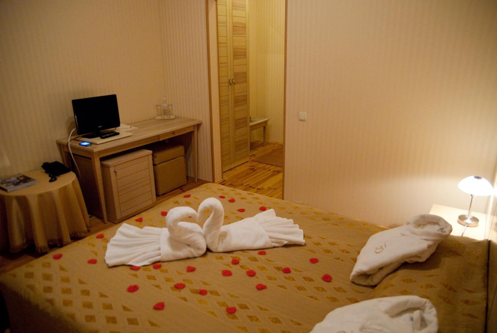 Seasons Spa Boutique Hotel Kozyn Ngoại thất bức ảnh