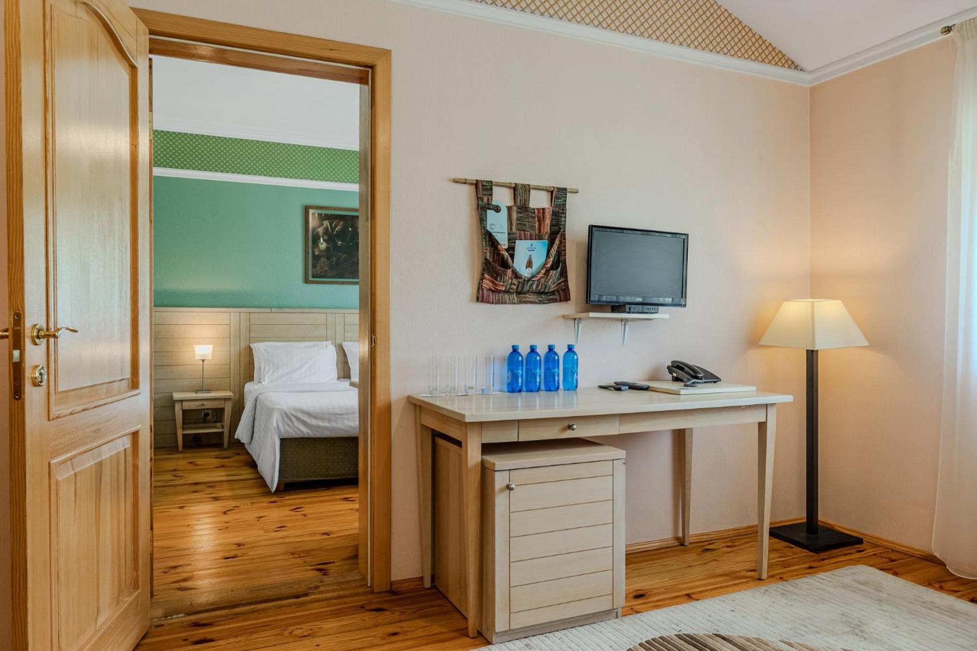 Seasons Spa Boutique Hotel Kozyn Ngoại thất bức ảnh